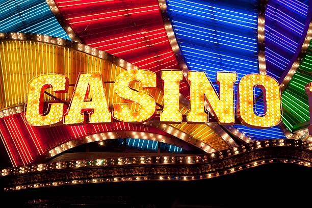 Live dealer spinning the American Roulette wheel